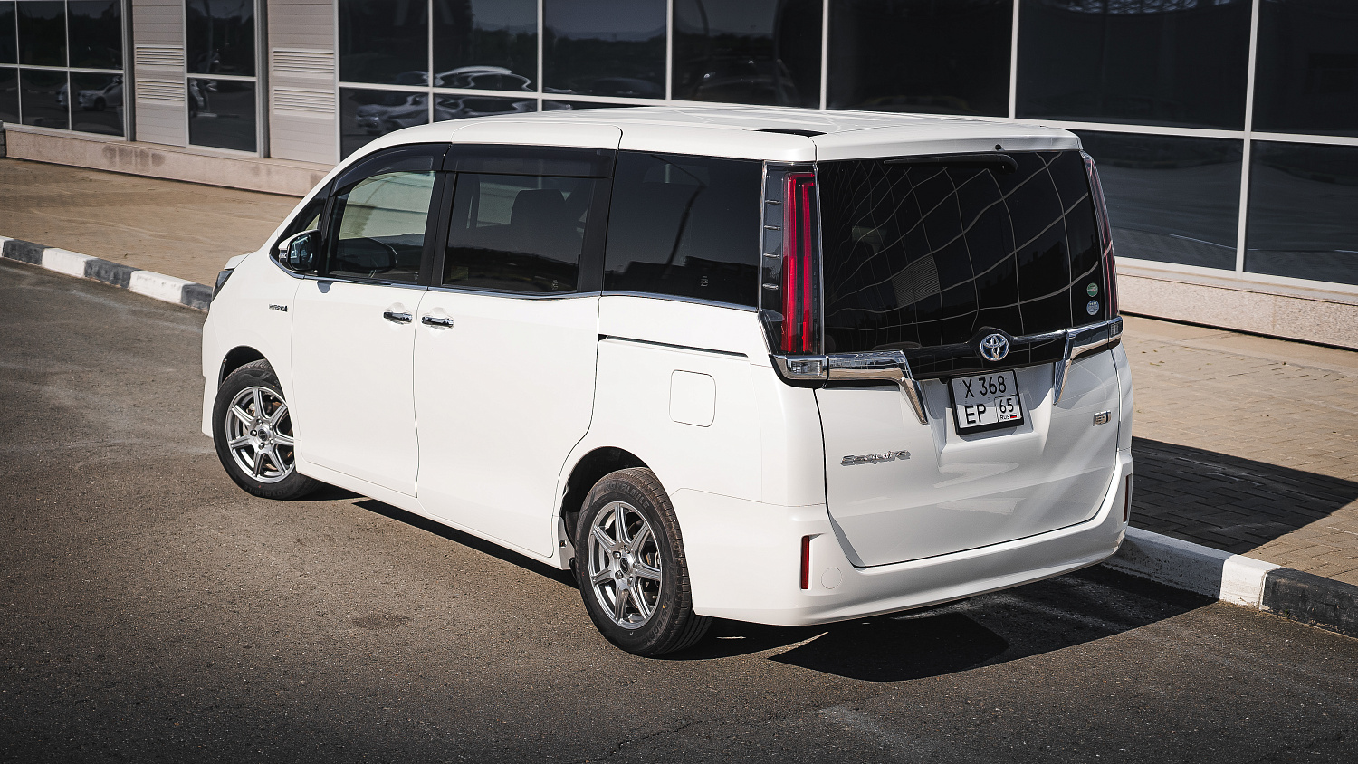 Toyota Esquire Hybrid