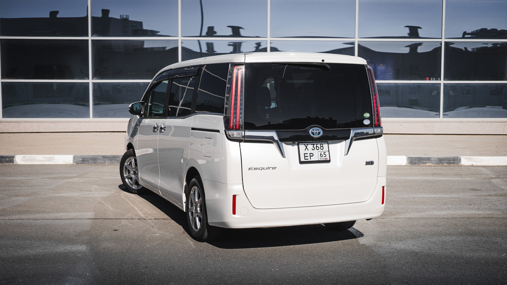 Toyota Esquire Hybrid